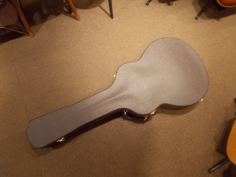 TAYLOR 326ce Baritone-8 LTD CASE